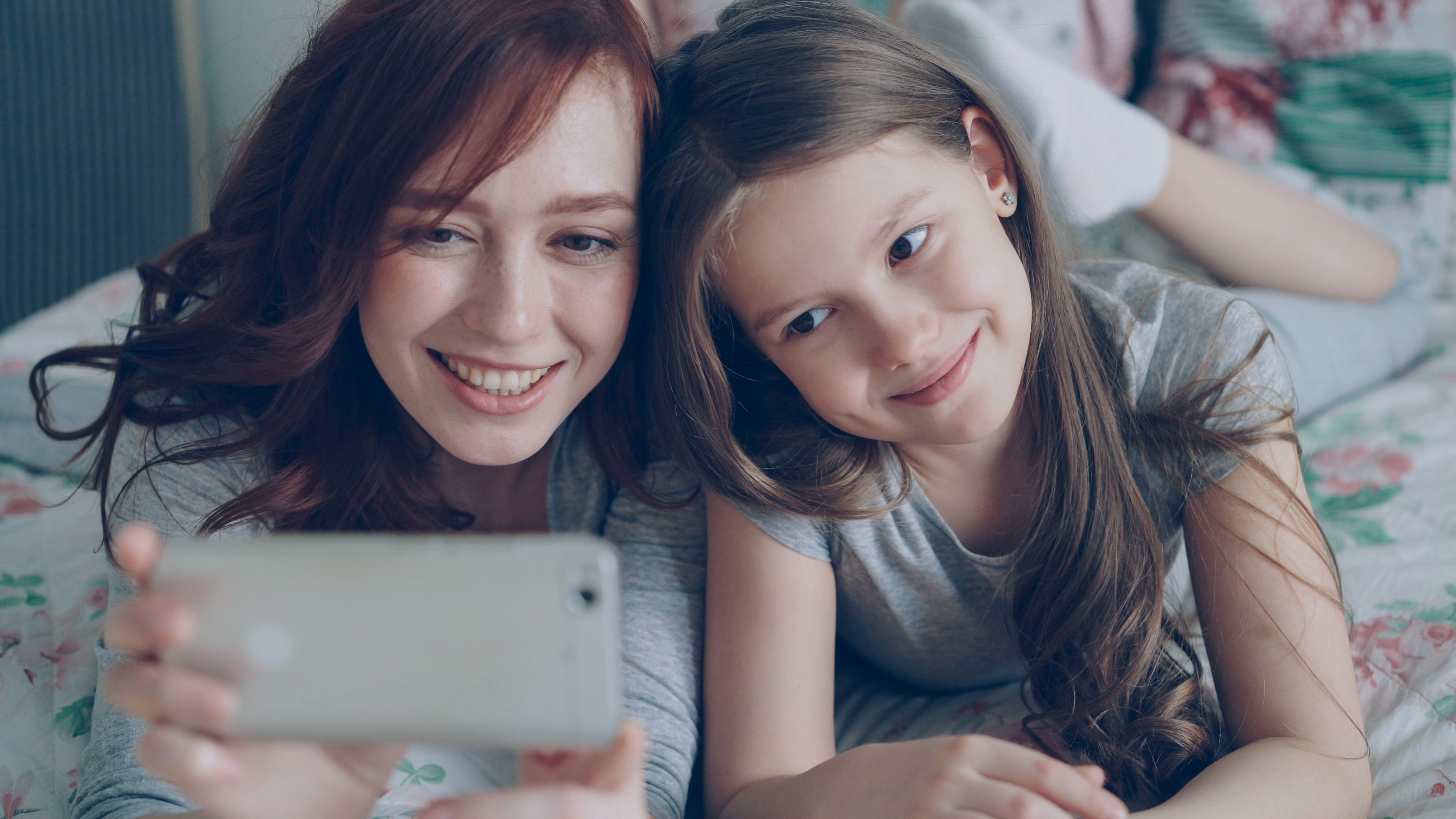 Social Media und Jugendliche: Was neue Studien über Bildschirmzeit, Schlaf und Stimmung zeigen